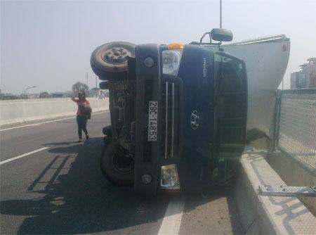 Hà Nội: Lại lật xe trên cầu cạn Thanh Trì