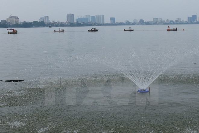 Hà Nội: Lắp đặt hệ thống cung cấp ôxy hòa tan ở Hồ Tây