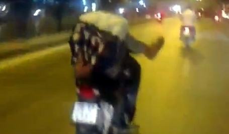 Hà Nội: Nam thanh niên vừa cởi áo, vừa lái xe bằng chân