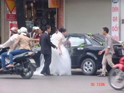 Hà Nội: Nữ sinh lớp 10 lên xe hoa