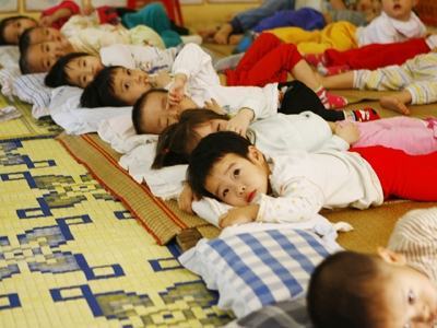 Hà Nội: Trường mầm non phá rào vì quá tải