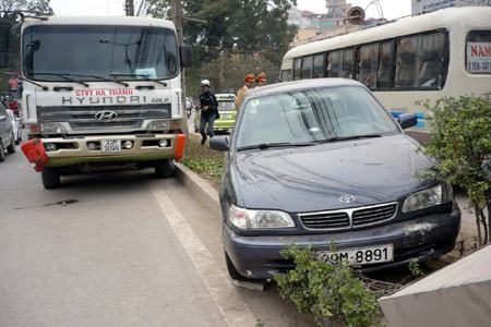 Hà Nội: Va chạm với xe ben, xe Toyota bay lên dải phân cách