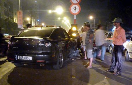 Hà Nội: Xế hộp “ôm” chân cầu vượt