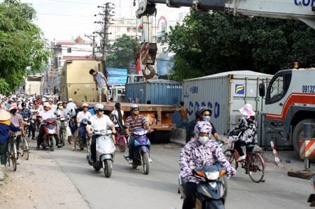 Hà Nội: Xe rơ-moóc lật nghiêng, bịt kín đường Trường Chinh