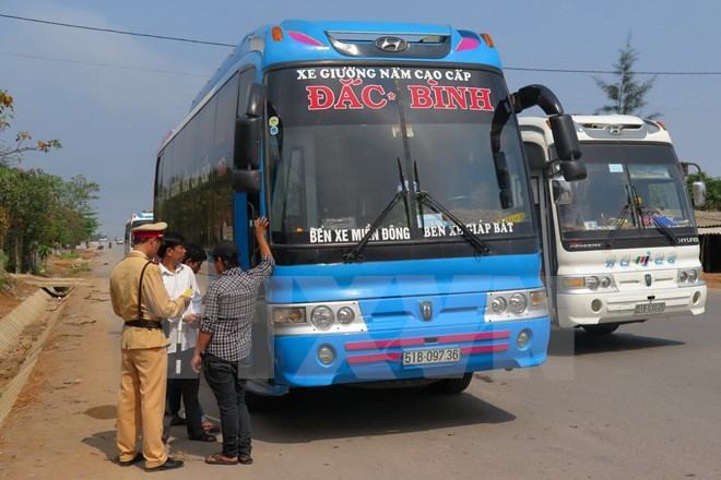 Hà Tĩnh: Bắt ôtô 29 chỗ giả danh xe bus, nhồi nhét 54 người