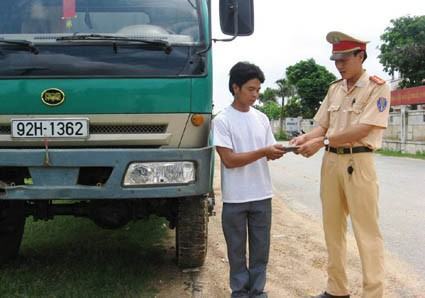 Hà Tĩnh: Cảnh sát giao thông trả lại cho lái xe hơn 14 triệu đồng