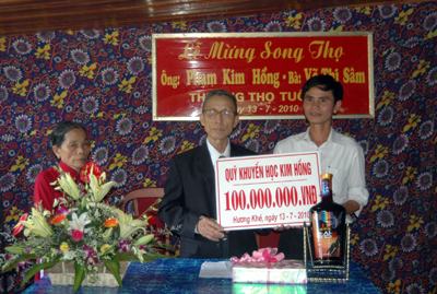 Hà Tĩnh: Cặp song thọ tuổi 80 tặng 100 triệu đồng cho trẻ nghèo