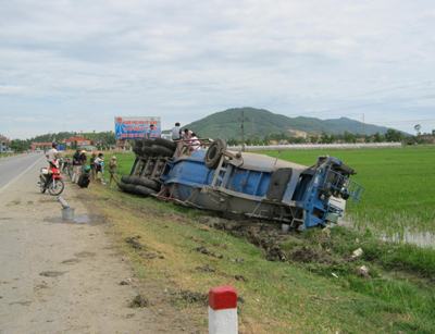 Hà Tĩnh: Chạy quá nhanh, xe rơ-moóc lật ngửa ra ruộng