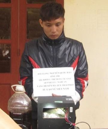 Hà Tĩnh: Nam sinh viên mang 2 bánh cần sa khi về nước ăn Tết