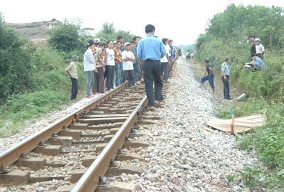 Hà Tĩnh: Vượt đường ray, hai vợ chồng bị tàu hỏa tông chết