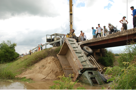 Hà Tĩnh: Xé nát lan can cầu, xe tải lao xuống kênh
