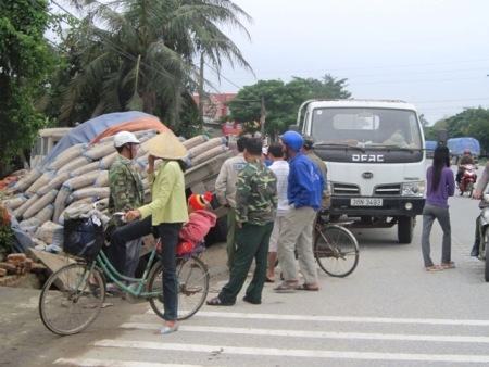 Hà Tĩnh: Xe tải tông gãy 2 cây dừa rồi lao vào nhà dân