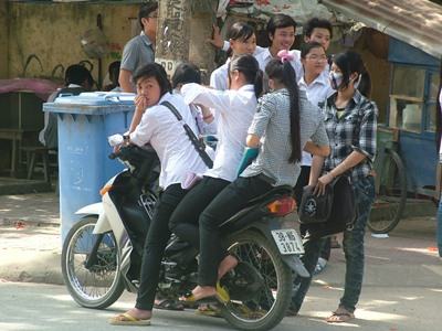 Hà Tĩnh:Nhiều thí sinh “vác đầu trần” phi xe máy đến trường thi