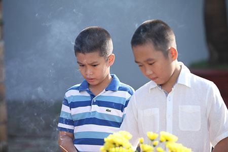 Hai anh em sinh đôi làm “Bụi đời”