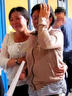 Hai bà mẹ trong vụ vượt tường yêu người tình tuổi 12