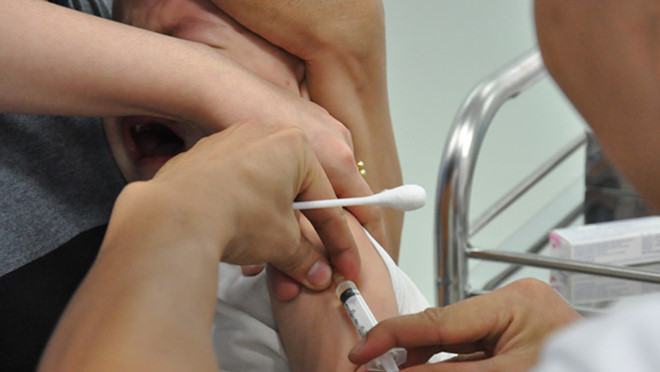 Hai bé gái song sinh tử vong bất thường sau tiêm vắc xin ở bệnh viện