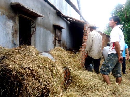 Hai bé trai tử vong do cháy đống rơm sau nhà