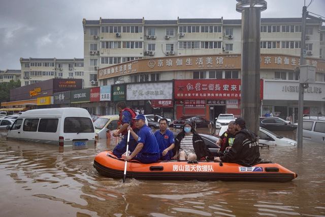 Hai bức tranh tương phản và khắc nghiệt ở châu Á - Ảnh 1.