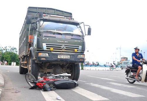 Hai cha con chết dưới bánh xe tải