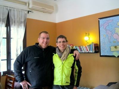 Hai chàng trai Mỹ dạy tiếng Anh miễn phí