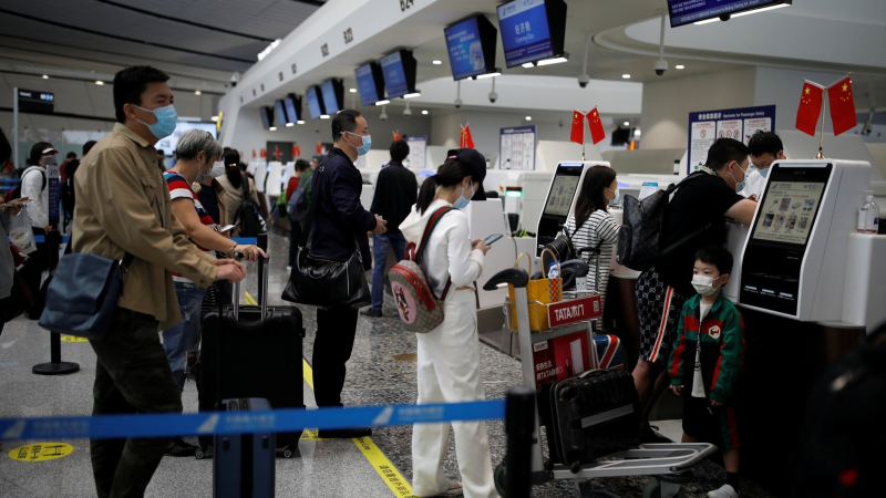 Hai chị em song sinh Trung Quốc dùng hộ chiếu của nhau để qua mặt hải quan