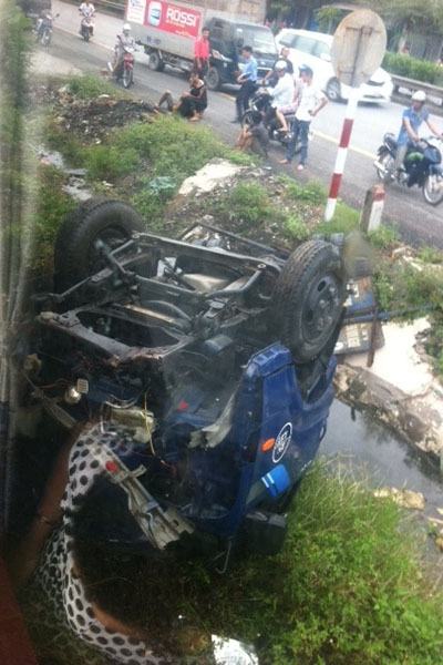 Hải Dương: Xe tải bị tàu hỏa cắt đôi, tài xế thoát chết hy hữu