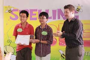 Hai học sinh giành giải nhất YOLA SPELLING BEE Contest 2012