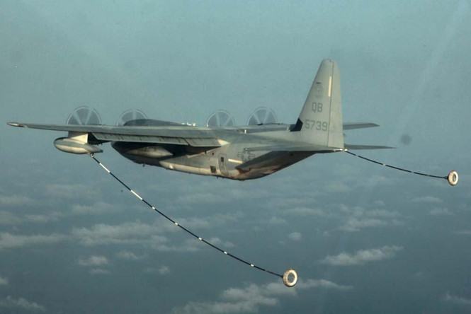 Một chiếc KC-130 đang thực hiện việc tiếp liệu trên không  /// Reuters 