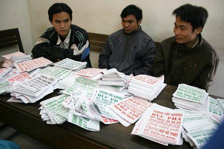 Hai người dán rao vặt trong đêm bị bắt quả tang