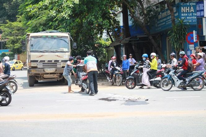 Hiện trường vụ tai nạn khiến hai nữ sinh thoát chết hy hữu ///  Ảnh: Tiểu Thiên