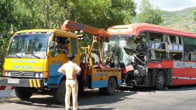 Hai ôtô khách tông nhau, 7 người bị thương