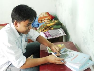 Hai tân sinh viên sợ đứt đoạn việc học