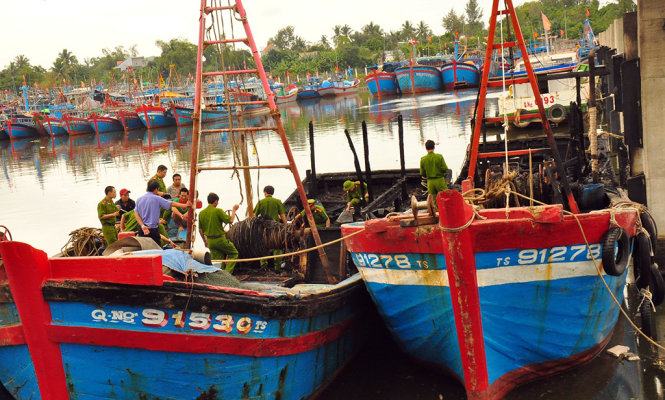 Hai chiếc tàu bị thiêu rụi chỉ còn lại bộ khung - Ảnh: Trần Mai