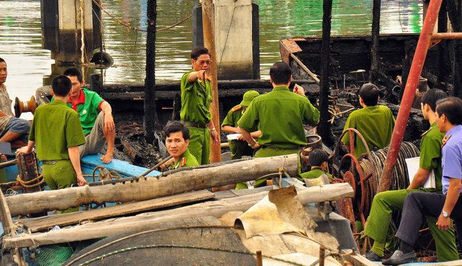 Công an tỉnh Quảng Ngãi đang khám nghiệm hiện trường, điều tra nguyên nhân - Ảnh: Trần Mai