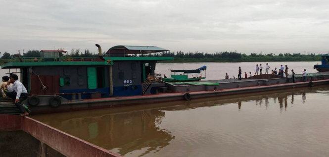 Hai tàu đâm nhau, ba người chết, một bé mất tích 