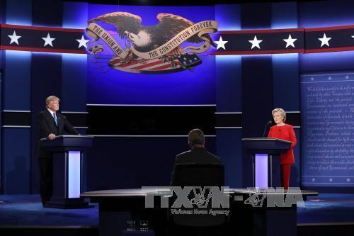 Hai ứng viên Clinton và Trump bắt đầu cuộc tranh luận trực tiếp đầu tiên