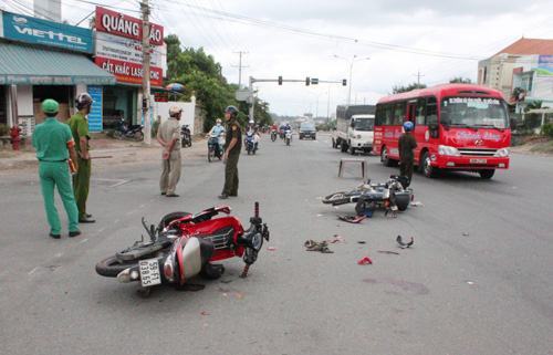 Hai vụ tai nạn, 1 người chết, 4 người bị thương