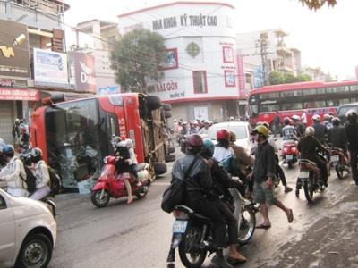Hai xe khách cùng mẹ đâm nhau, lật giữa phố