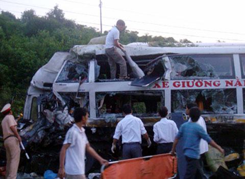 Hai xe khách đấu đầu, 8 người chết