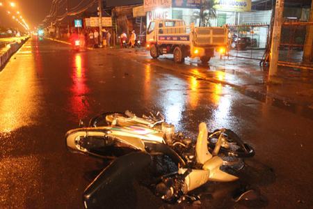 Hai xe máy đối đầu, 3 thanh niên nguy kịch