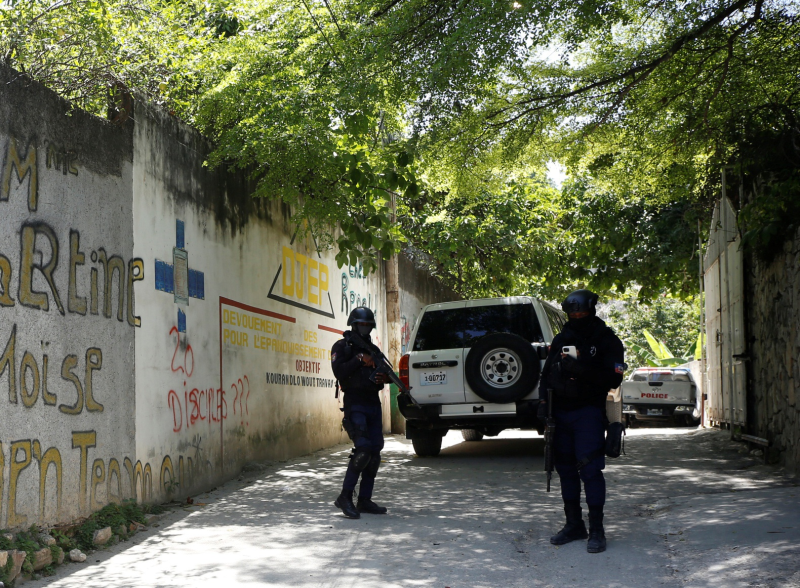 Lực lượng an ninh tại khu vực nhà riêng của Tổng thống Moise /// Reuters