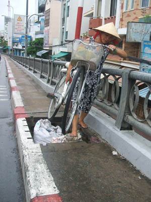 Hầm cáp mất nắp, nhiều người “rơi tự do”