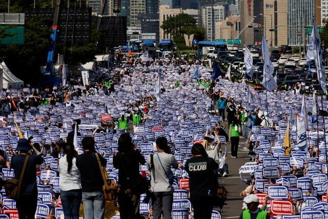 Khoảng 10.000 bác sĩ tuần hành ở thủ đô Seoul - Hàn Quốc ngày 18-6 Ảnh: REUTERS