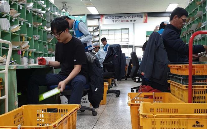 Nhiều nhân viên bưu chính Hàn Quốc cho hay họ thường xuyên làm việc 12 tiếng/ngày		 /// Ảnh: Chụp màn hình CNN
