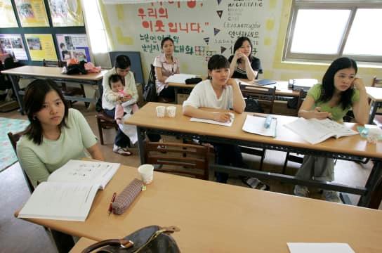 Một lớp học đàm thoại tiếng Hàn Quốc dành cho các cô dâu nước ngoài tại Seoul. /// Reuters