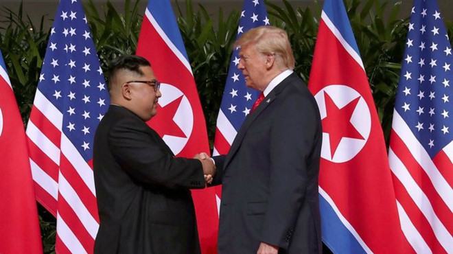 Chủ tịch Kim Jong-un bắt tay Tổng thống Donald Trump tại cuộc gặp ở Singapore /// Reuters