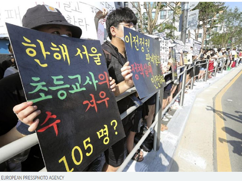 700 sinh viên sư phạm phản đối việc cắt giảm tuyển dụng giáo viên - ảnh 1