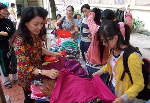 Hàng cho bạn – tiền cho người nghèo