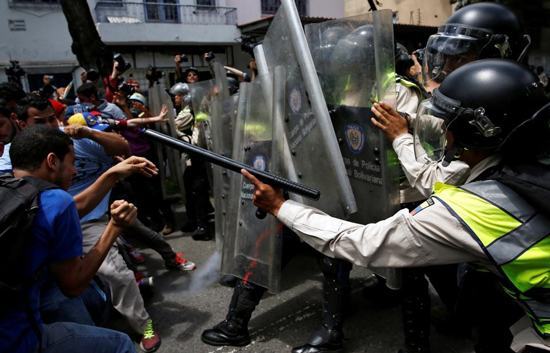 Hàng chục người thiệt mạng do bạo loạn ở Venezuela