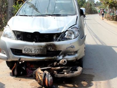 Hàng chục người truy đuổi ôtô đâm hai mẹ con